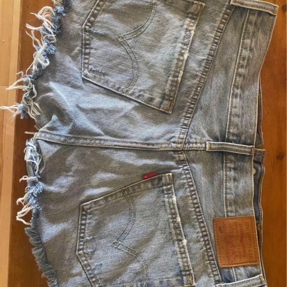 Size 28 Levi’s shorts - Picture 2 of 2